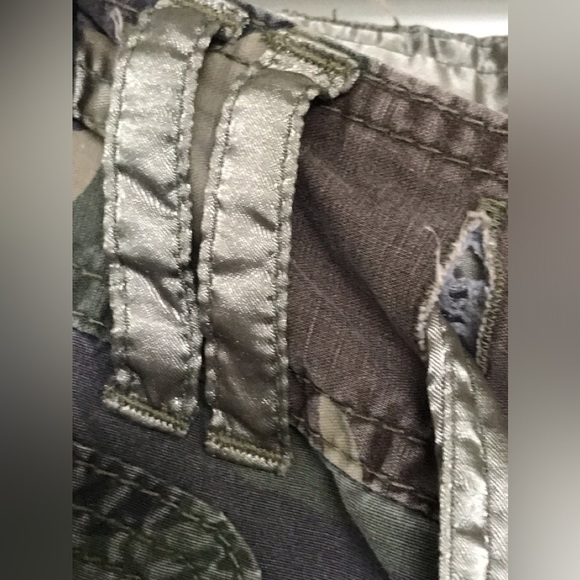 Abercrombie size 2 Camouflage Cargo Pants lots of beautiful details Pockets - Picture 9 of 16